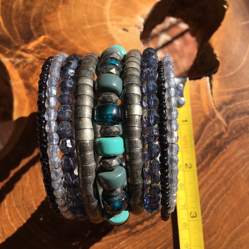 Slinky beaded bracelet from the 90s era, with cool and bold hues of blues. - Picture 5 of 6